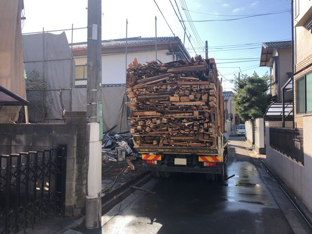 東京都練馬区南大泉の木造2階建て家屋解体工事中の様子です。
